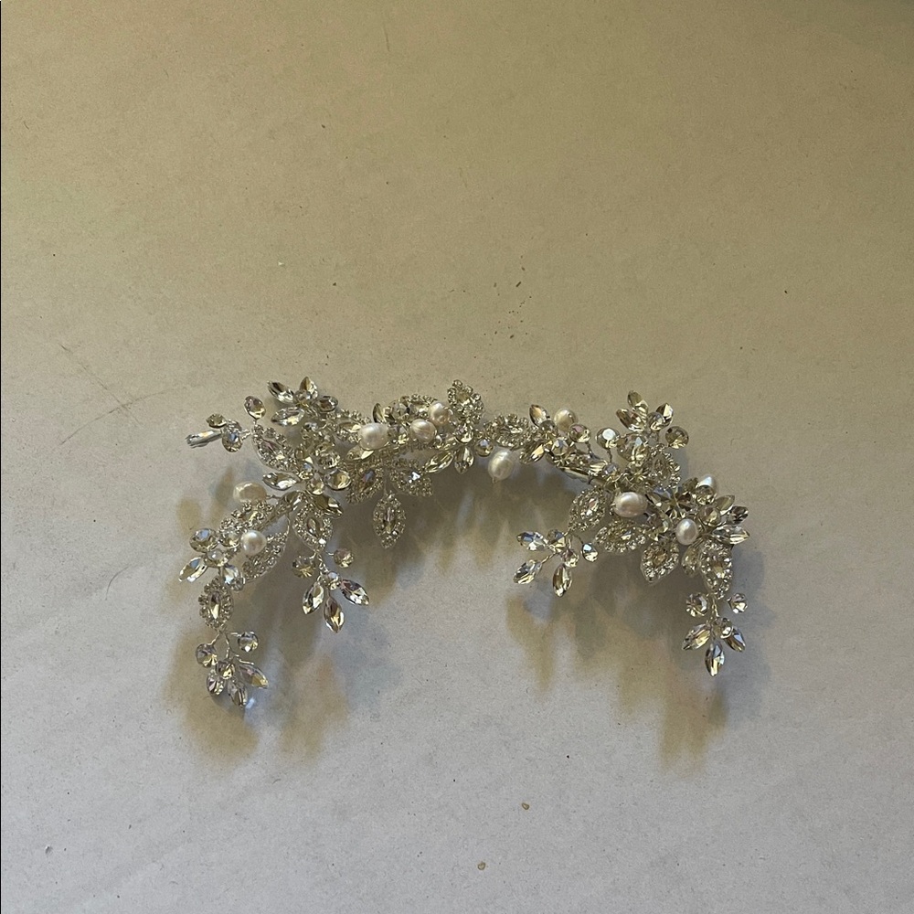 Elegant Silver Floral Hair Accessory